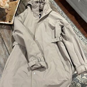 Like new Woman’s Northface raincoat